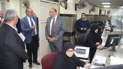 محافظ القليوبية يشدد على الانضباط ورفع كفاءة الخدمات خلال جولة مفاجئة بشبين القناطر