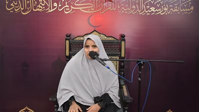 محافظ بورسعيد ونائبه يعلنان تكريم السيدة زينب الكفيفة المصابة بالسرطان بعد تألقها في المسابقة الدولية للقرآن