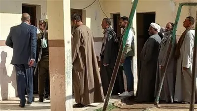 الجلباب البلدي يزين الطوابير أمام لجان مركز المنيا في انتخابات مجلس النواب