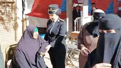 الشرطة النسائية تساعد الناخبات على الإدلاء بأصواتهن في انتخابات الدوائر الملغاة 