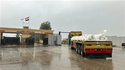 الهلال الأحمر يدفع بـ 9،800 طن مساعدات إنسانية ومستلزمات شتوية عبر قافلة «زاد العزة»