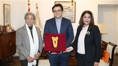 وزير الثقافة يستقبل الأديبة الكبيرة سلوى بكر ويُهديها درع الوزارة احتفاءً بفوزها بجائزة “البريكس الأدبية”