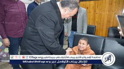 محافظ أسيوط يزور الطفل زياد خلال إجرائه فحوصات طبية بالتأمين الصحي للاطمئنان على حالته الصحية 