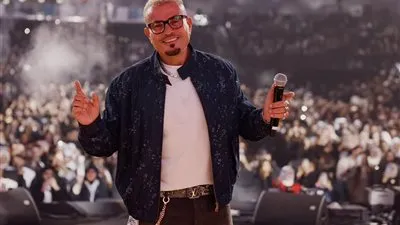 تفاصيل وكواليس ما حدث بحفل عمرو دياب في الكويت