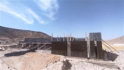 محافظ أسوان يتابع تنفيذ مشروع الصرف الصحي المتكامل بقرى أبو الريش