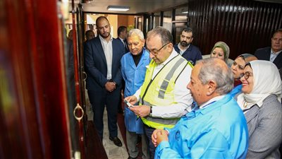 وزير قطاع الأعمال يجري زيارة تفقدية لشركة القاهرة للأدوية لمتابعة سير العمل والإنتاج