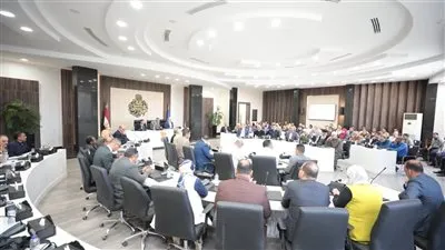 محافظ أسوان يوجه بالإسراع في تنفيذ مشروعات الخطة الاستثمارية ومراجعة الموقف التنفيذي بالمراكز والمدن