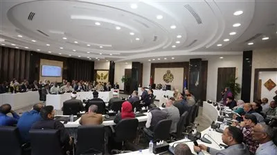 محافظ أسوان يشدد على تشديد الرقابة التموينية وضبط الأسعار خلال اجتماع المجلس التنفيذي