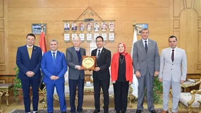 رئيس جامعة بنها يستقبل وفدًا من جامعة هونغ كونغ للتعليم بالصين
