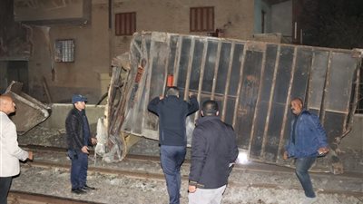 جهود مكثفة لرفع الكونتنرات المنهارة على المنازل والشريط الحديدية 