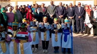  وزير التربية والتعليم ومحافظ أسوان يشاركان الطلاب طابور الصباح في جولة مفاجئة بالمدرسة المتميزة للغات
