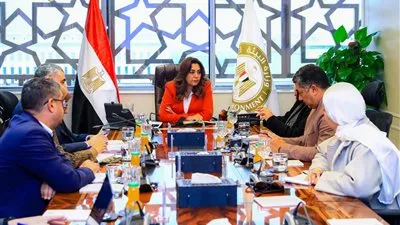 منال عوض تعقد اجتماعًا موسعا مع عدد من رؤوساء قطاعات وزارة البيئة