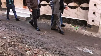 محافظ الدقهلية يتفقد بعض شوارع قرية دنجواي بشأن شكوى صرف صحي