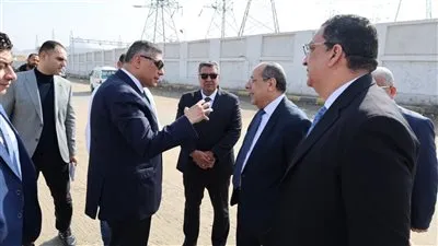 محافظ الجيزة يعاين الموقع المقترح لإقامة سوق اليوم الواحد بهضبة الأهرام