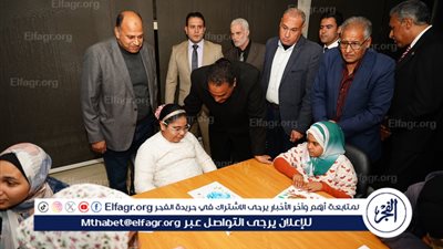  اللواء خالد شعيب محافظ مطروح يفتتح ورشة رسم للأطفال من ذوي الهمم