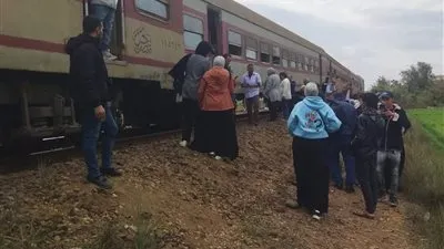 انحراف عجلات قطار طنطا القاهرة فى محطة الحامول وخروجه عن المسار وتوقف حركة القطارات