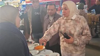 رئيس منتزه تان في الإسكندرية تتابع سوق اليوم الواحد بمنطقة المندرة 