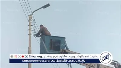 رئيس مركز الفتح فى أسيوط يتابع أعمال صيانة كشافات الإنارة بقريتي بني مر وجزيرة الأكراد