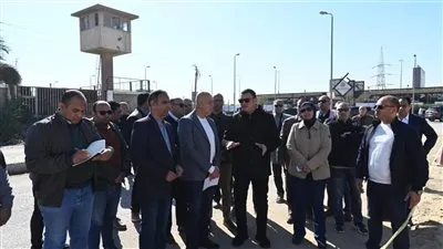 وزير الإسكان يتفقد المشروع السكني 