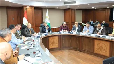 محافظ الجيزة يعقد لقاءً موسعًا مع رؤساء الأحياء والمراكز لتنظيم متابعة ورفع كفاءة 74 نفقًا أسفل الطريق الدائري