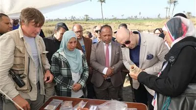 كنز بطلمي يخرج من باطن الأرض محافظ بني سويف يتفقد أسرار معبد بطليموس الثاني بجبل النور بعد أكثر من عقد على اكتشافه