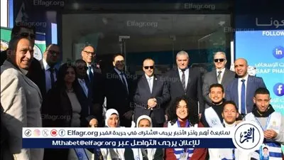 محافظ أسيوط يفتتح صيدلية 