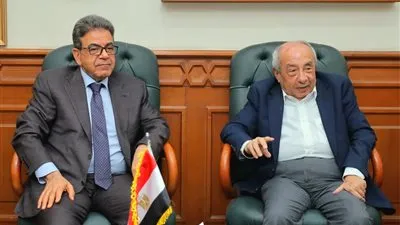 النبراوي يبحث مع نقيب الأطباء البيطريين تعزيز التعاون النقابي