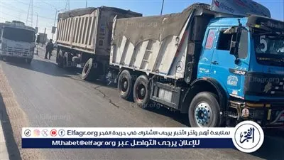 تكدس حركة المرور..بسبب تعطل سياره نقل بمقطوره محملة بالأسمنت أعلي كوبري الجامعة 