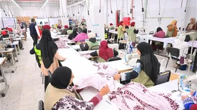 بدعم التضامن.. كيف عاد مصنع مغلق في الفيوم إلى قلب نابض بالإنتاج.. وتعيد تشغيل الآلاف السيدات 