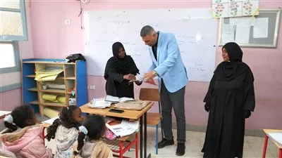 زيارة مفاجئة للمحافظ بمدرسة بغرب أسوان تنتهي بمكافأة للعاملين تقديرًا لمستوى النظافة المتميز