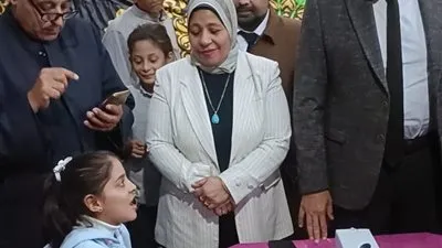 محافظ القليوبية يستقبل الطفلة الفلسطينية ريتاج حجا ويوافق على التحاقها بالمدارس المصرية