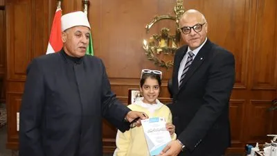 محافظ القليوبية يستقبل الطالبة الفلسطينية 