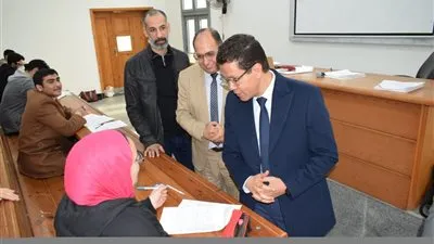 رئيس جامعة بنها يتابع امتحانات كلية الحقوق بالعبور