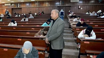 رئيس جامعة المنصورة يتفقد سير امتحانات الفصل الدراسي الأول بكليات العلوم والحاسبات والمعلومات والزراعة