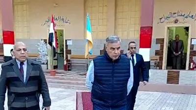 جولة مفاجئة لمحافظ الإسكندرية بدائرة الرمل في اليوم الثاني لإعادة انتخابات النواب