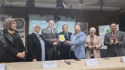 جامعة المنوفية تُكرم مديرية العمل خلال ندوة موسعة حول 