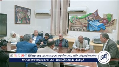 وكيل تعليم أسيوط يلتقى مدير المراحل وموجهى المواد الدراسية لمناقشة الانضباط المدرسى 