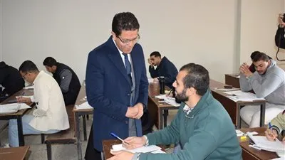 رئيس جامعة بنها يتفقد سير الامتحانات بكلية الهندسة بشبرا