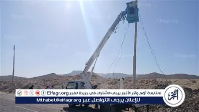 سرعة تنفيذ أعمال إنارة بالطريق الصحراوي الغربي بنطاق قرية المحروسة