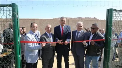 محافظ أسوان يفتتح ملعب الأكاديمية العربية ويدعم الرياضة للشباب