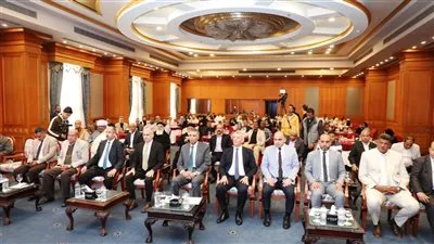 محافظ أسوان يسلم 47 شابًا وفتاة شهادات برنامج «مهارات طاقات ملهمة»