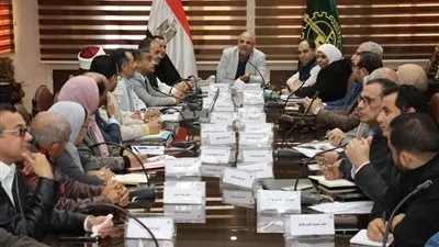 محافظ القليوبية يبحث إجراءات تحويل قرية 