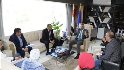 محافظ أسوان يشدد على الإسراع بمشروعات المياه والصرف الصحي.. ونِسَب إنجاز تصل إلى 95% بعدد من القرى