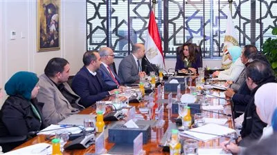 منال عوض تبحث مع قيادات جهاز تنظيم إدارة المخلفات الوضع الراهن لتنفيذ منظومة ادارة المخلفات 