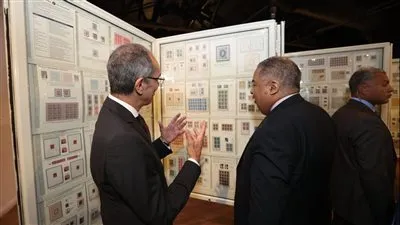  وزير الاتصالات وتكنولوجيا المعلومات يتفقد أجنحة معرض الرواد السنوى لهواة جمع الطوابع 2026