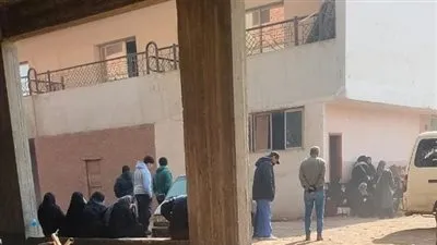 انهيار وحزن أمام مشرحة بنها بعد حريق مصحة الإدمان الذي أودى بحياة 7 أشخاص