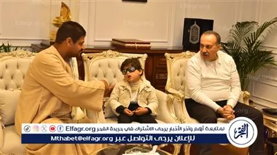 محافظ أسيوط يستقبل الطفل زياد وأسرته ويتكفل بعلاجه 