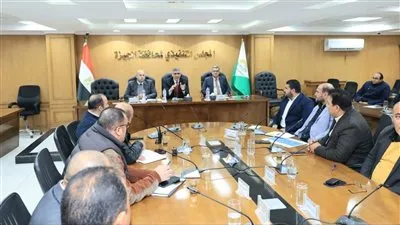 محافظ الجيزة يعقد اجتماعًا موسعًا للوقوف علي آليات تنفيذ المرحلة الأولى من تطوير طريق المنيب/العياط بطول 21 كم