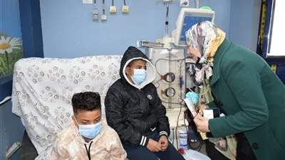 جامعة بنها توزع الهدايا والورود على أطفال الغسيل الكلوي وأمراض الدم بالمستشفى الجامعي