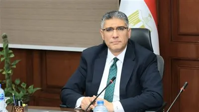 محافظ الجيزة يقرر نقل 7 موظفين من قيادات حي الهرم 